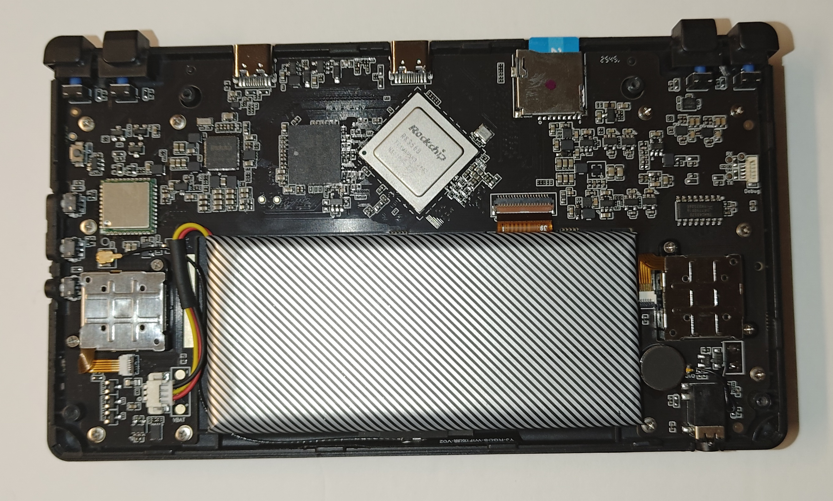 The internals of the Anbernic RG DS