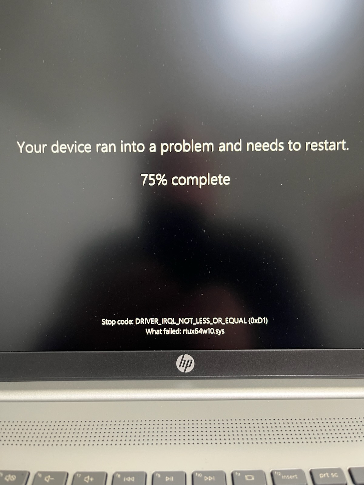A Windows BSoD on an HP laptop with the stop code "DRIVER_IRQL_NOT_LESS_OR_EQUAL" and "rtux64w10.sys" showing as failed