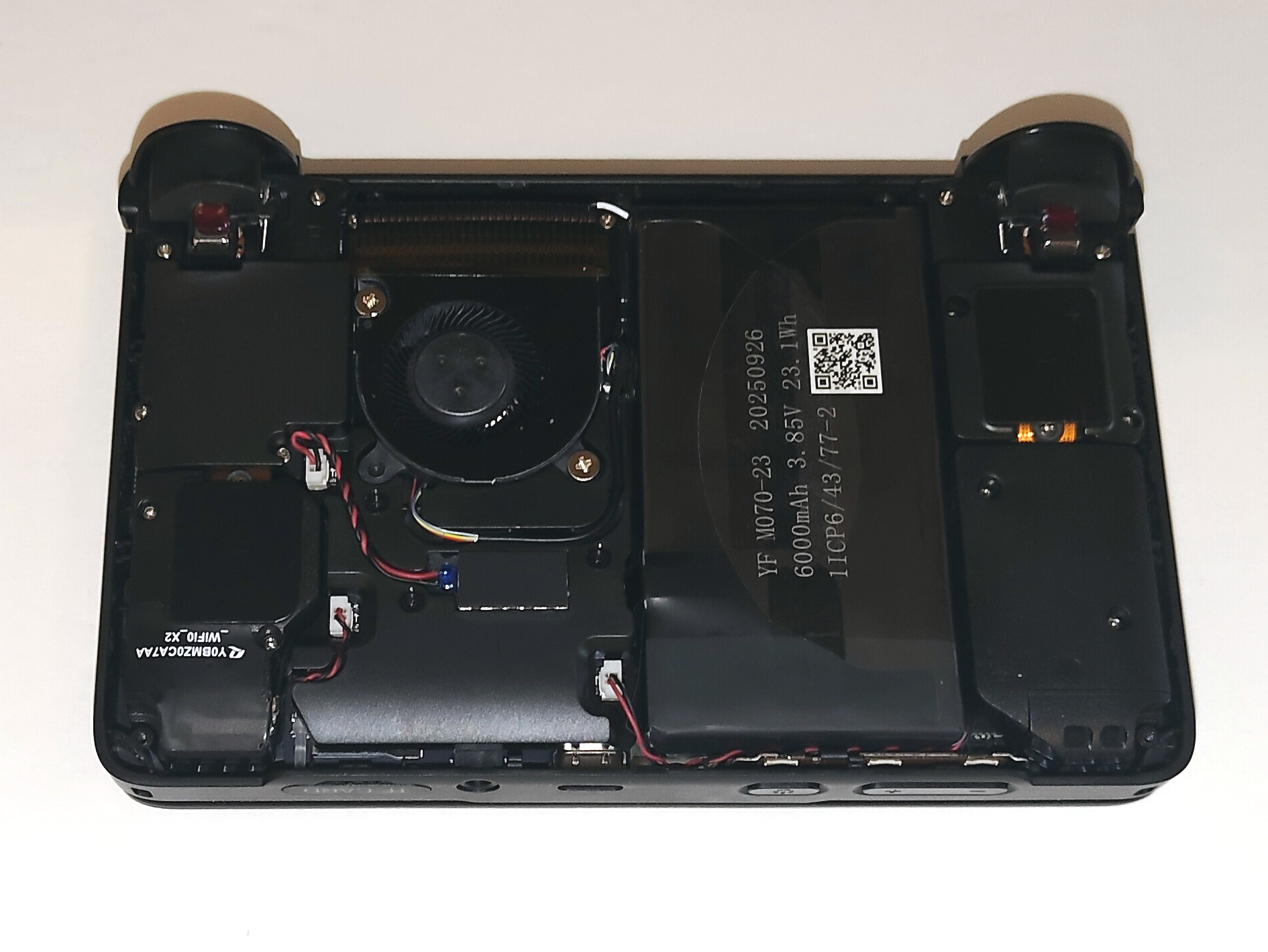 The internal components of the AYN Thor