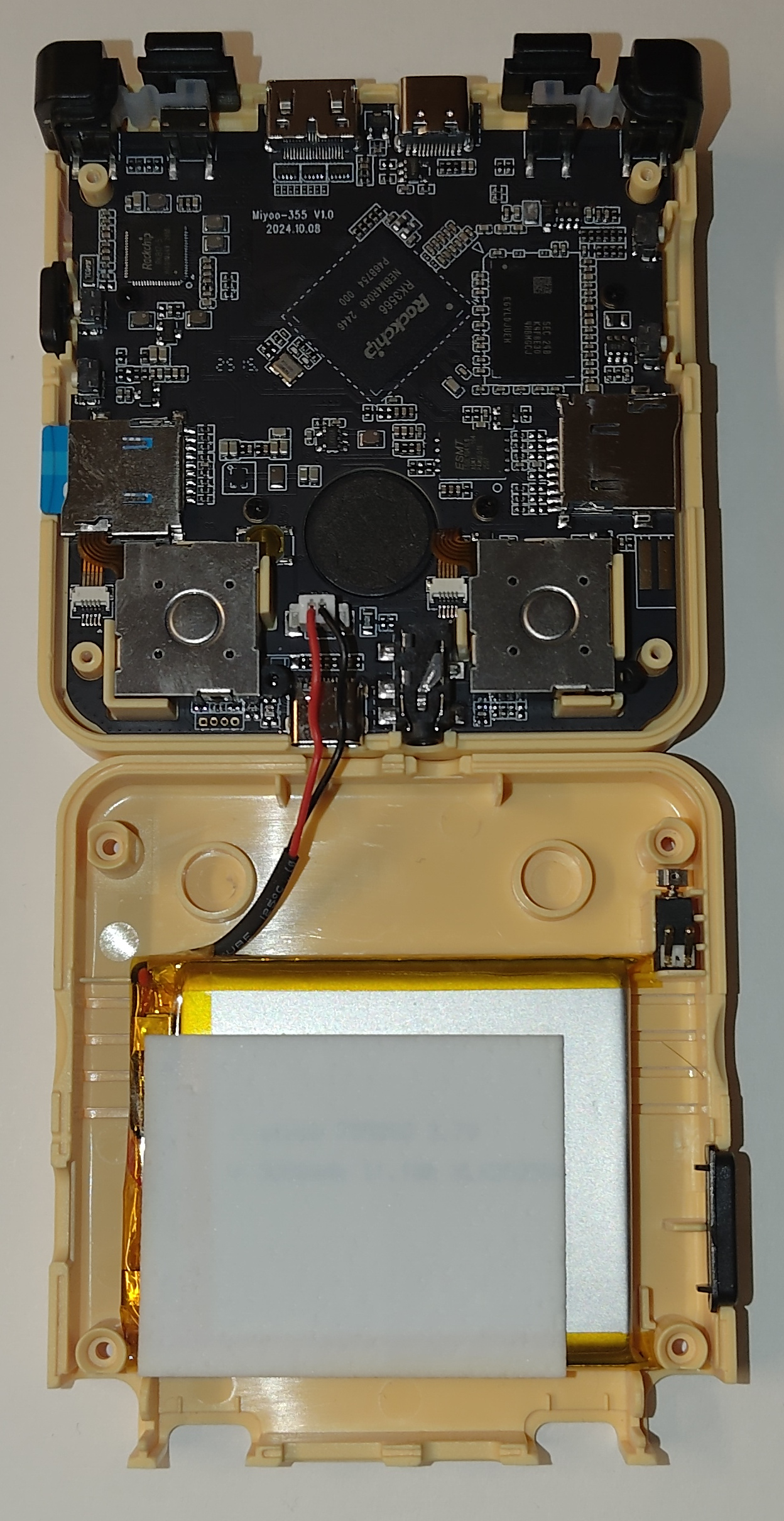 The internals of the Miyoo Flip