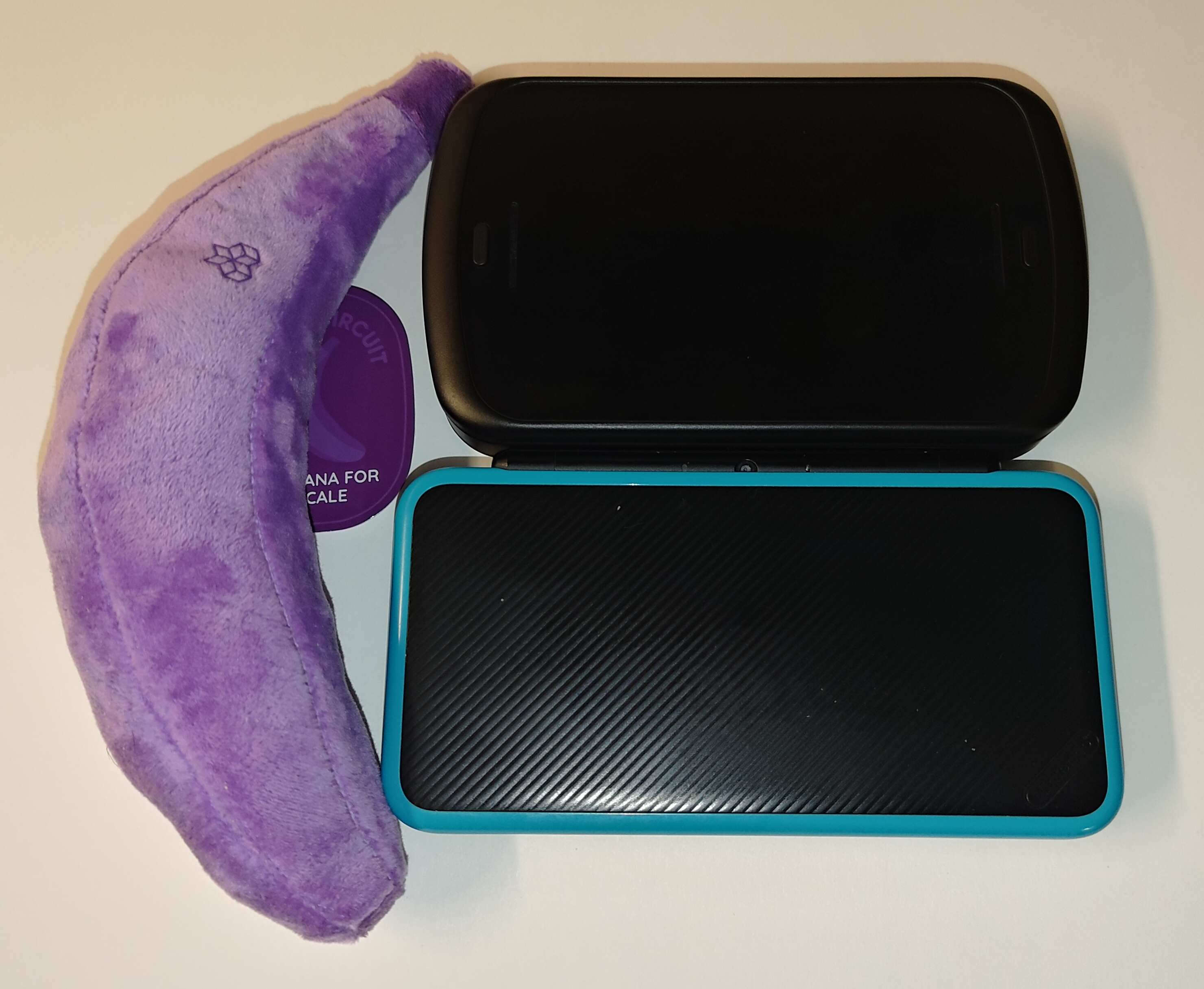Size comparison between the RG Slide and the New 2DS XL, with a banana for scale