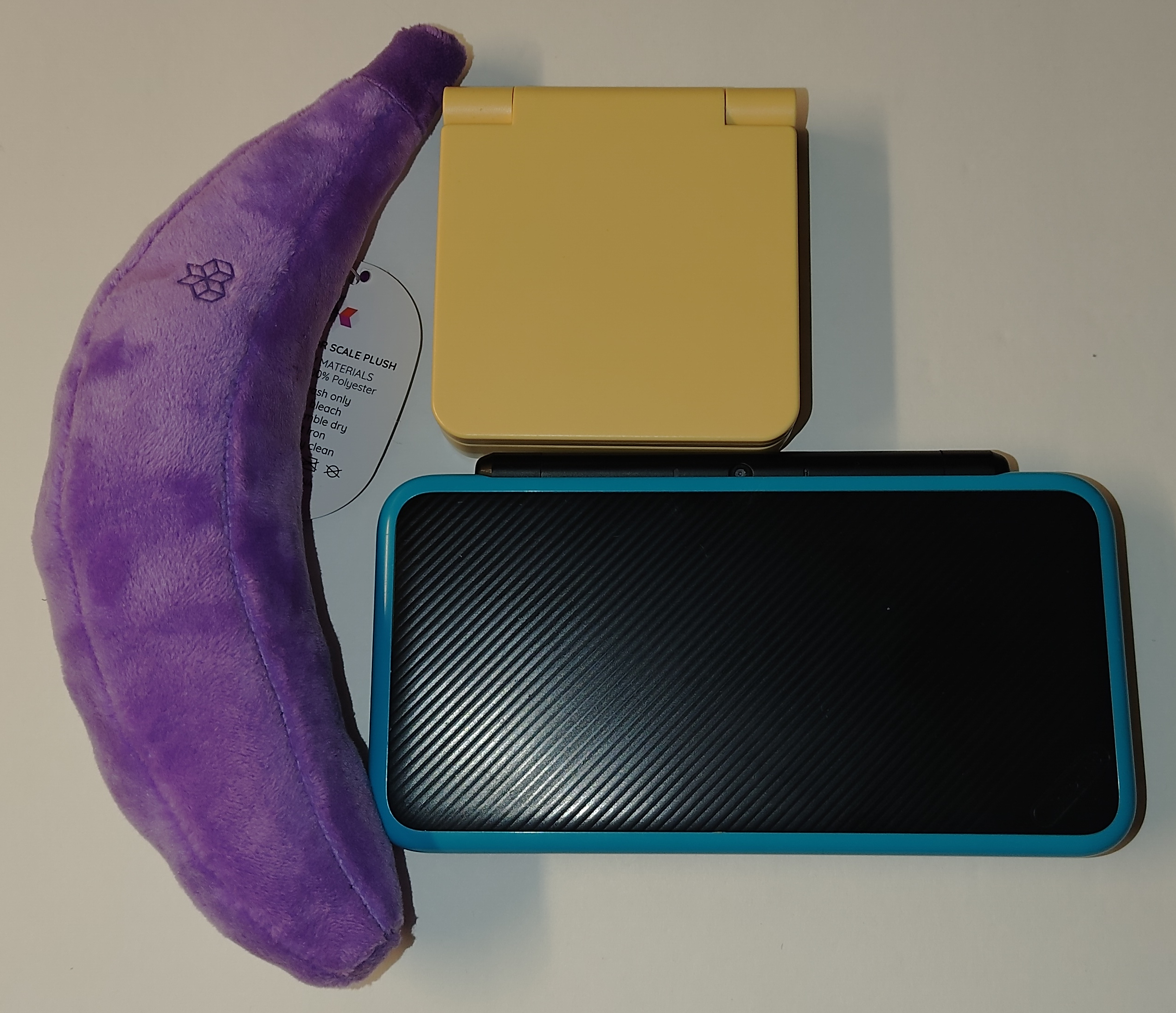 Miyoo Flip size comparison with the 2DS XL, with a banana for scale