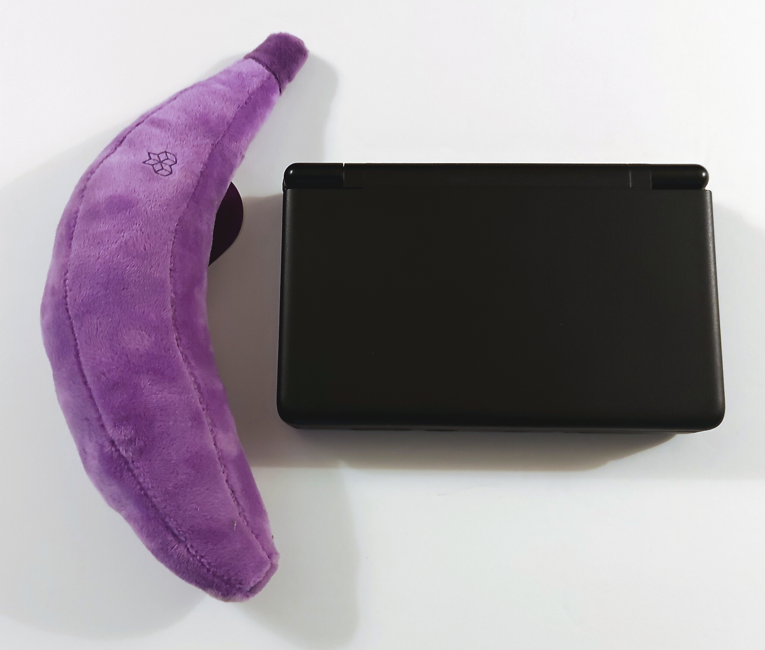 The AYN Thor with a Banana For Scale