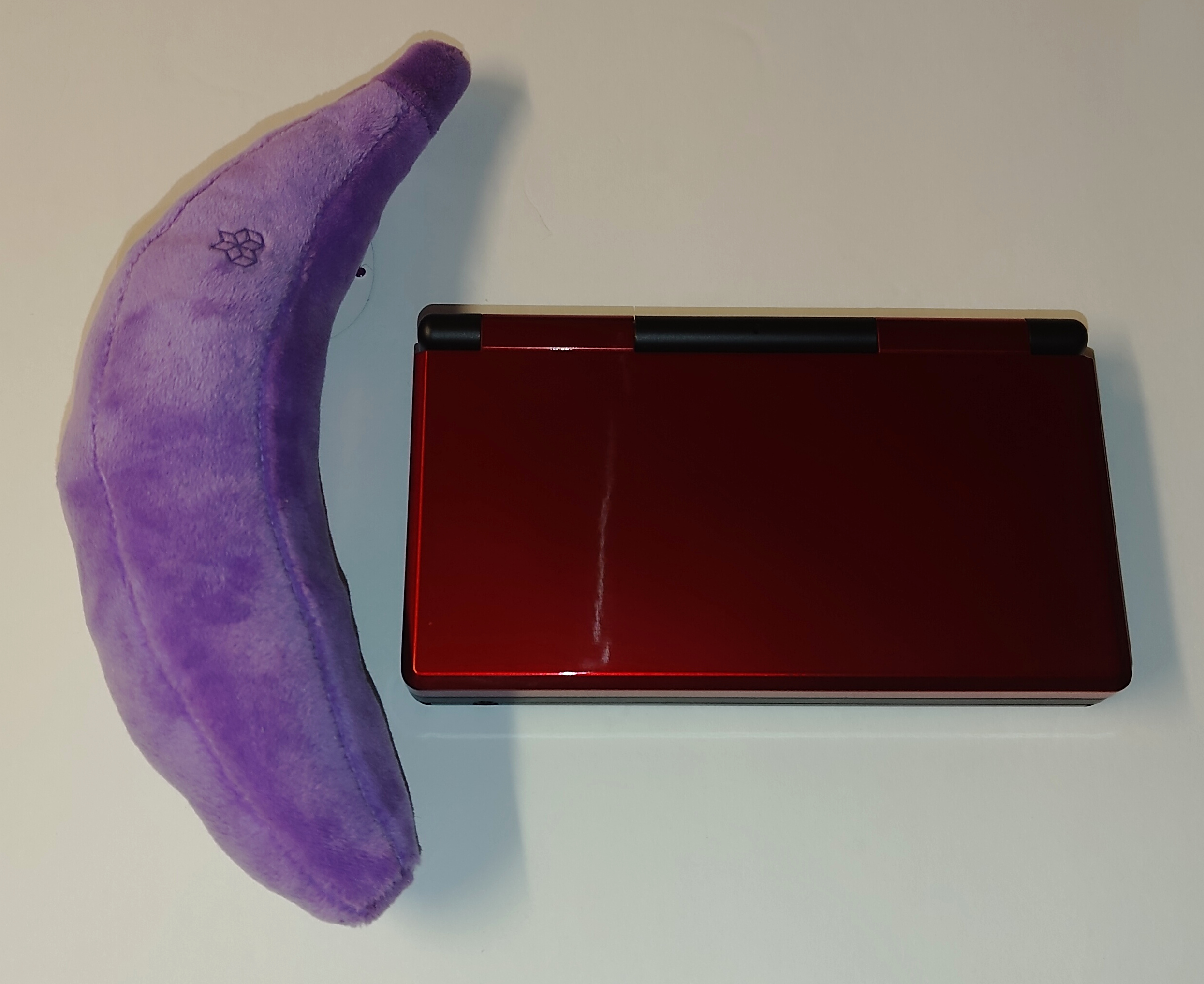 The Anbernic RG DS with a banana for scale
